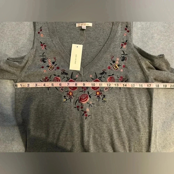NWT Skies are blue embroidered cold shoulder sweater gray size S - Picture 4 of 8